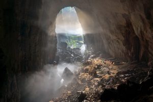 Em 1990, um homem entrou sem querer numa fenda de onde saía neblina e som de água, e 20 anos depois ele descobriu que ali era a maior caverna do mundo, com 200 metros de altura e um rio correndo por dentro