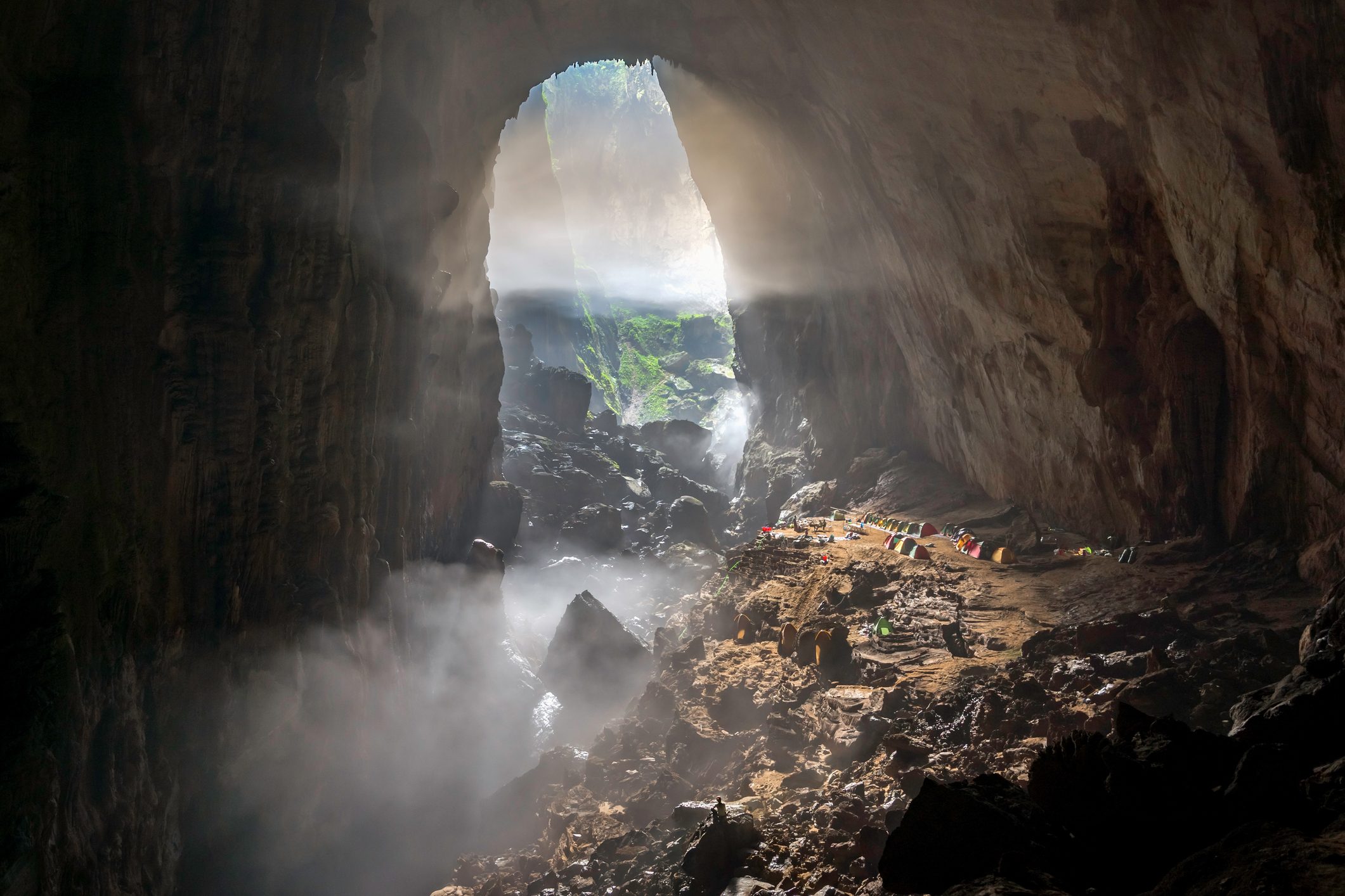 Em 1990, um homem entrou sem querer numa fenda de onde saía neblina e som de água, e 20 anos depois ele descobriu que ali era a maior caverna do mundo, com 200 metros de altura e um rio correndo por dentro