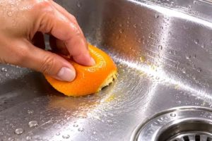 Esfregar casca de laranja na pia de inox: para que serve e por que é recomendado