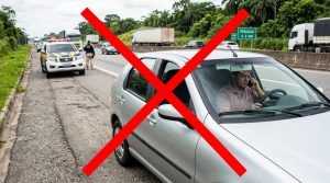 Motorista para no acostamento para atender ligação de emergência, leva multa e descobre que parada só é permitida em caso de pane mecânica