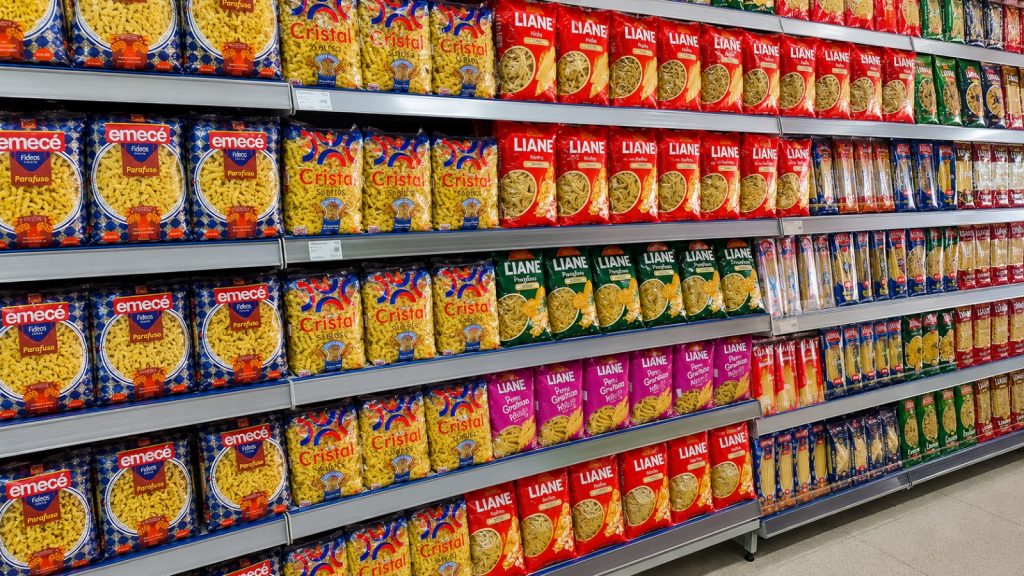 gôndola de macarrão no supermercado