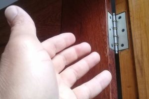 Adeus, portas emperradas ou fazendo barulho: a melhor técnica para lubrificar e acabar de vez com o rangido, segundo serralheiros