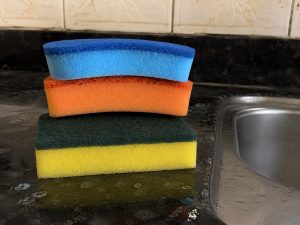 Esponja de lavar louça tem níveis diferentes de abrasividade conforme a cor e deve ser escolhida de acordo com o tipo de utensílio