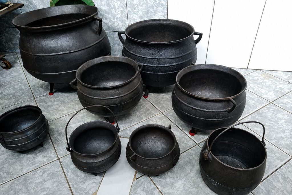 Grandes caldeirões de ferro eram usados nas fazendas para preparar alimentos, como a carne de porco conservada na própria gordura. (Foto: Portal 6)