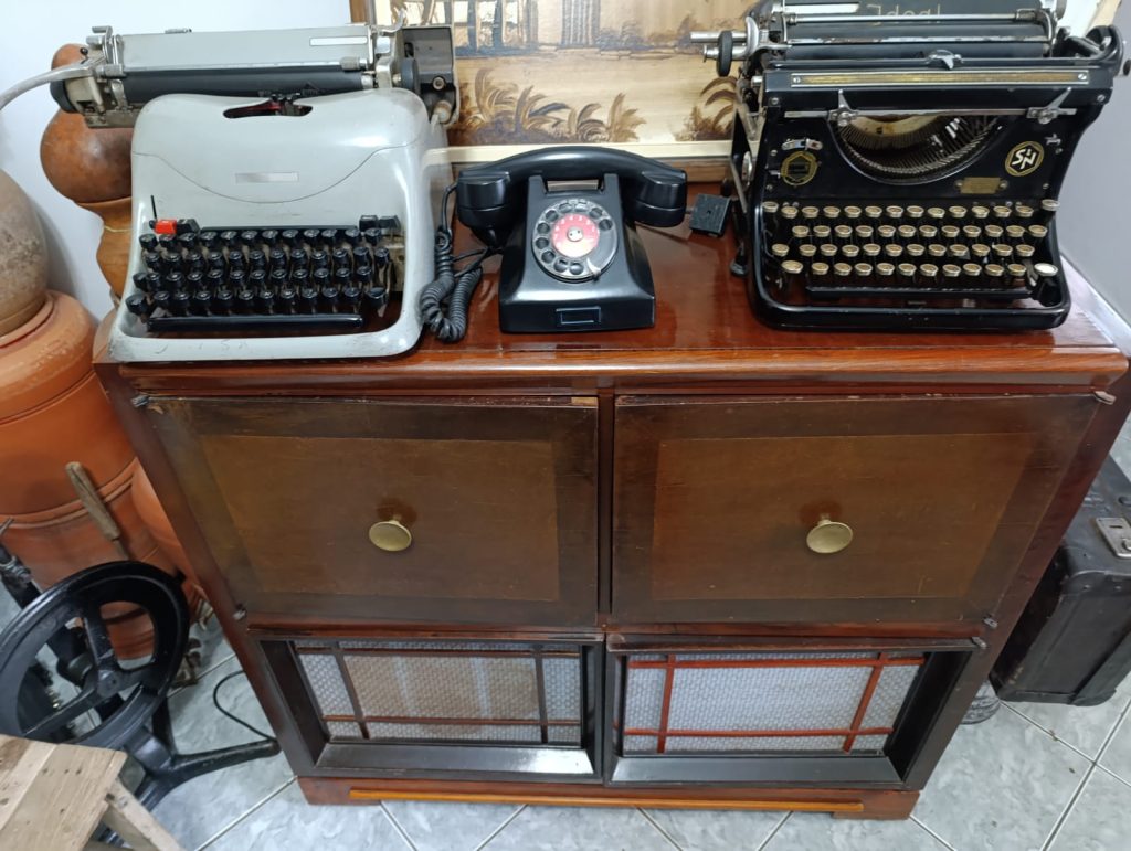 Máquina de escrever e telefone antigo relembram uma época anterior aos computadores, celulares e ligações digitais. (Foto: Portal 6)