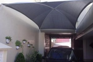 Adeus, garagem de telha comum: modelo que protege do sol, deixa o vento passar e não esquenta a casa vira tendência em 2026, segundo arquitetos