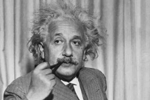 Frase de Albert Einstein, sobre como ter sucesso na vida: "Não tente se tornar um homem de sucesso, tente se tornar um homem de valor"