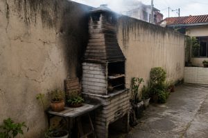 Morador construiu a churrasqueira dos sonhos encostada no muro do vizinho, mas recebeu uma notificação para demolir tudo com base no Código Civil