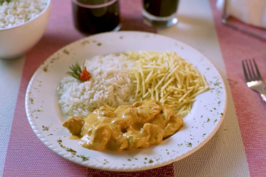 Comida salgada pode ser corrigida com ingredientes simples que ajudam a equilibrar o sabor durante o preparo