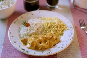 Comida salgada pode ser corrigida com ingredientes simples que ajudam a equilibrar o sabor durante o preparo