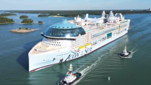 O maior navio de cruzeiro do mundo tem 365 metros de comprimento, 20 decks, leva quase 10 mil pessoas a bordo e é cinco vezes maior que o Titanic