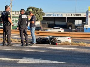 Motociclista morre após acidente com pedestre e sequência de batidas na BR-153, em Anápolis