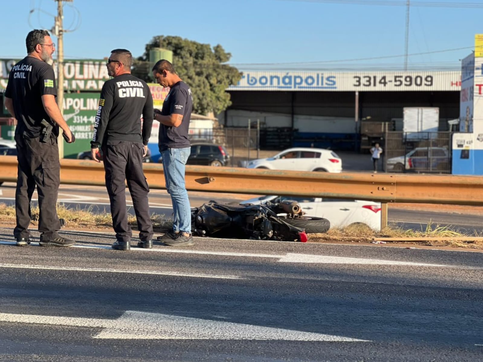 Motociclista morre após acidente com pedestre e sequência de batidas na BR-153, em Anápolis