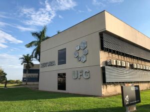 ￼A condenação reconhece que a utilização do nome de registro civil, em vez do nome social, causou constrangimento durante a cerimônia pública de colação de grau. (Foto: Reprodução/UFG)