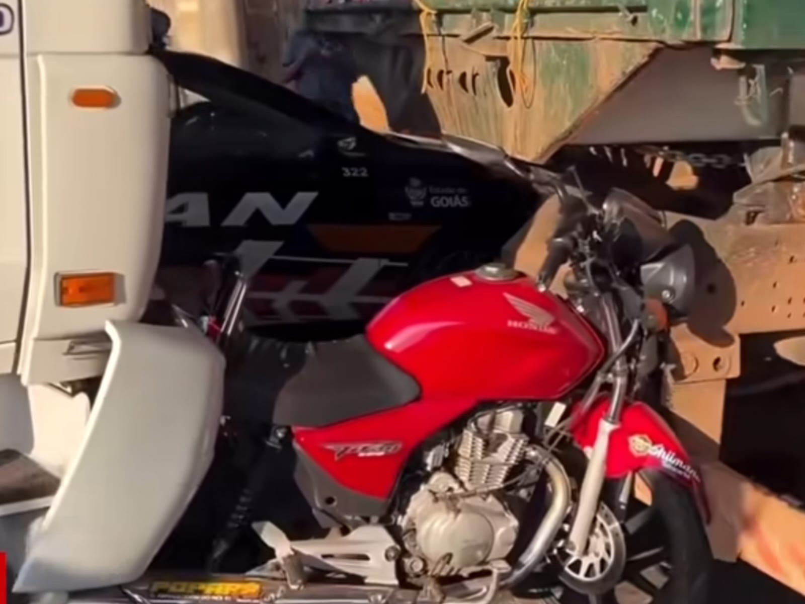 “O cara teve um livramento”: motociclista sobrevive após ficar prensado entre dois caminhões em Goiânia
