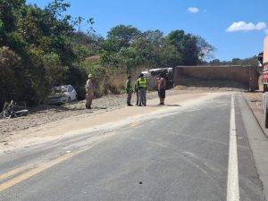 Acidente entre ônibus, caminhão e carros deixa cinco mortos, incluindo bebê, na GO-010