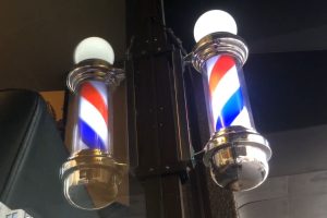 O que significavam antigamente os postes giratórios coloridos na entrada das barbearias, segundo barbeiros