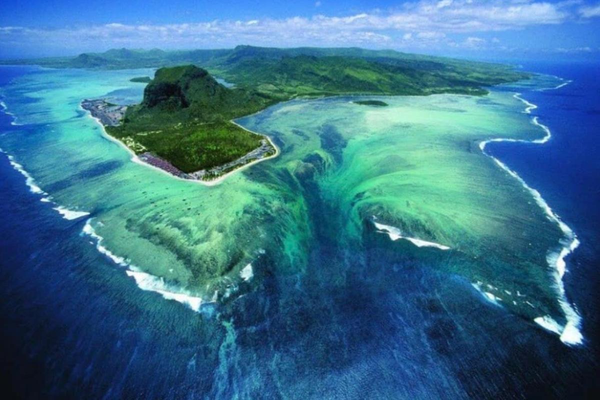 A maior cachoeira do mundo foi descoberta em 1989, tem mais de 3 mil metros de altura, 160 km de largura e fica bem onde aconteceu uma batalha naval da Segunda Guerra Mundial