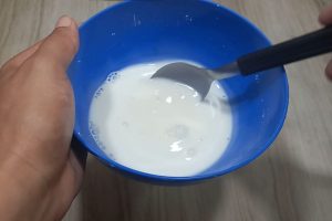 Misturar amido de milho com água para passar no rosto: para que serve e por que é recomendado