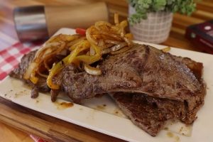 Um ingrediente comum da cozinha pode ajudar a formar uma crosta dourada na carne e ainda facilitar o preparo na frigideira