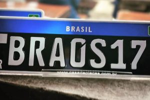 O que significa a placa Mercosul preta com letras cinza, segundo o Departamentos de Trânsito