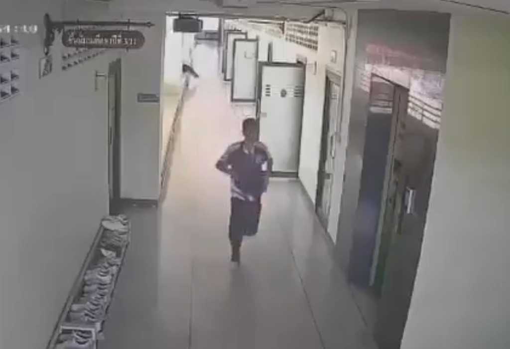 Adolescente na Tailândia mata professores e funcionários em escola depois de matar avós