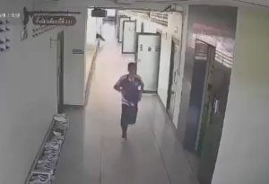 Adolescente na Tailândia mata professores e funcionários em escola depois de matar avós