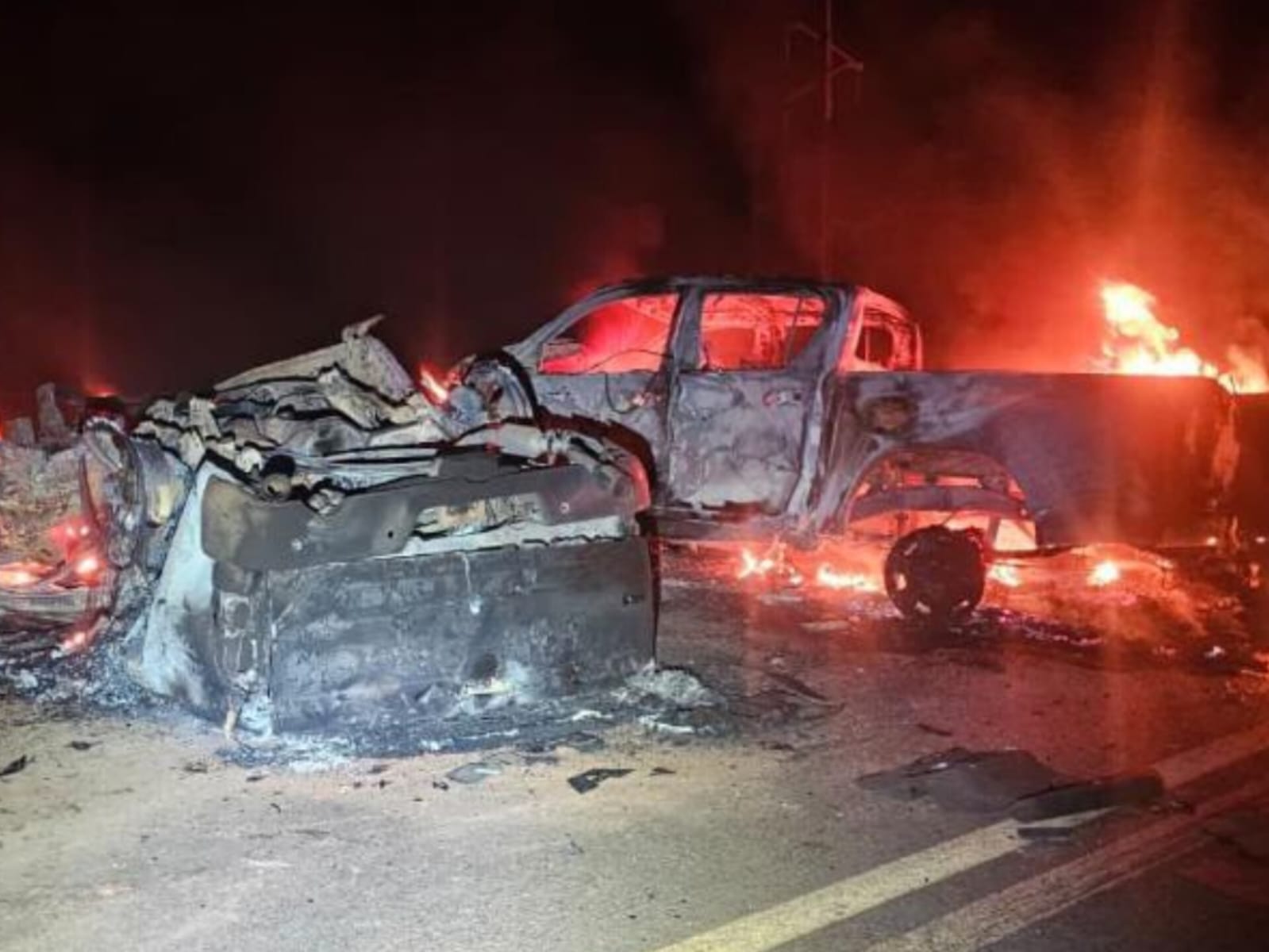 Motorista morre e outro fica ferido após colisão que deixou veículos em chamas na GO-230