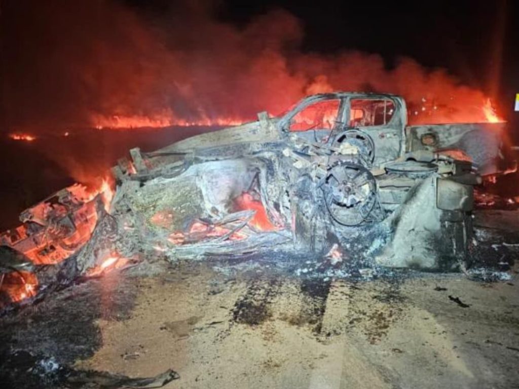 Motorista morre e outro fica ferido após colisão que deixou veículos em chamas na GO-230