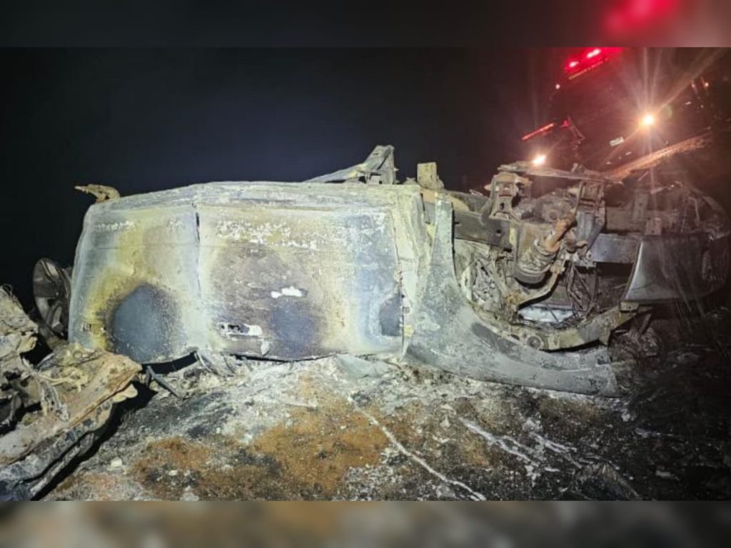 Motorista morre e outro fica ferido após colisão que deixou veículos em chamas na GO-230