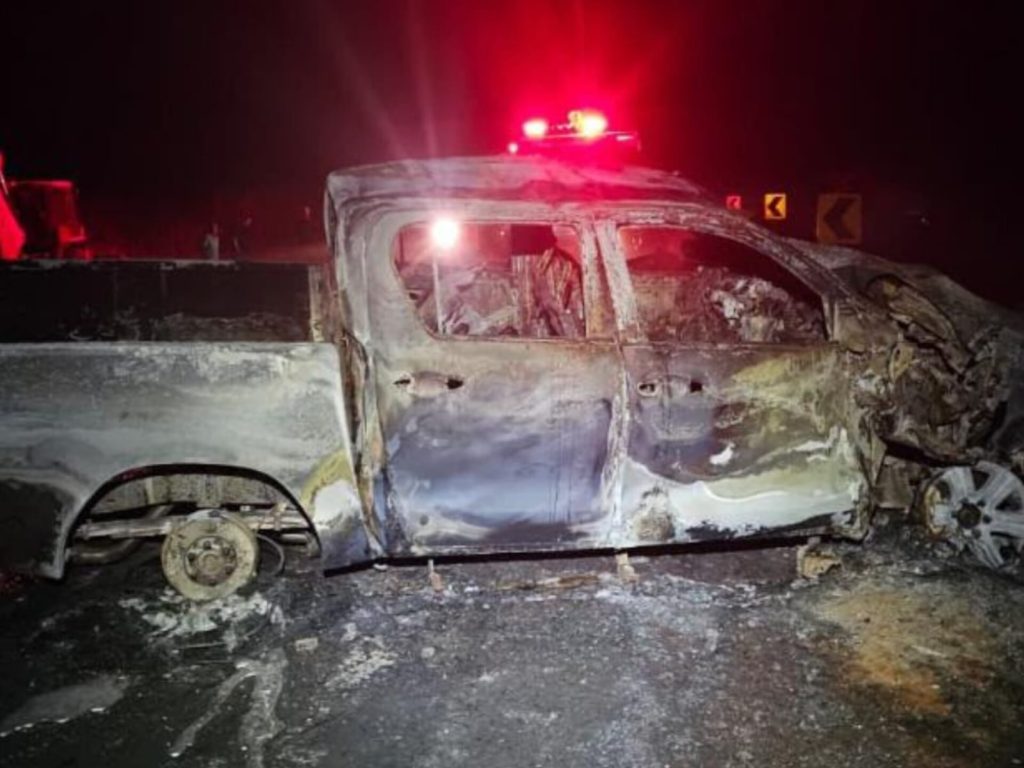Motorista morre e outro fica ferido após colisão que deixou veículos em chamas na GO-230