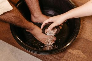 Colocar os pés em água morna, sal grosso e ervas aromáticas ao chegar do trabalho: para que serve e por que é recomendado