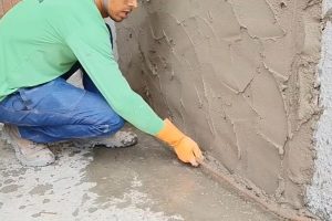 Adeus, obra complicada: pedreiro cria jeito simples e rápido de rebocar parede sem fazer tanta sujeira