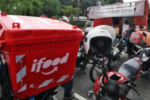 Cansados do Uber, motoristas trocam o transporte de passageiros por entregas de Shopee e Lalamove, passam a rodar até 80% menos e fazem R$ 100 de gasolina durar 3 dias, segundo motoristas