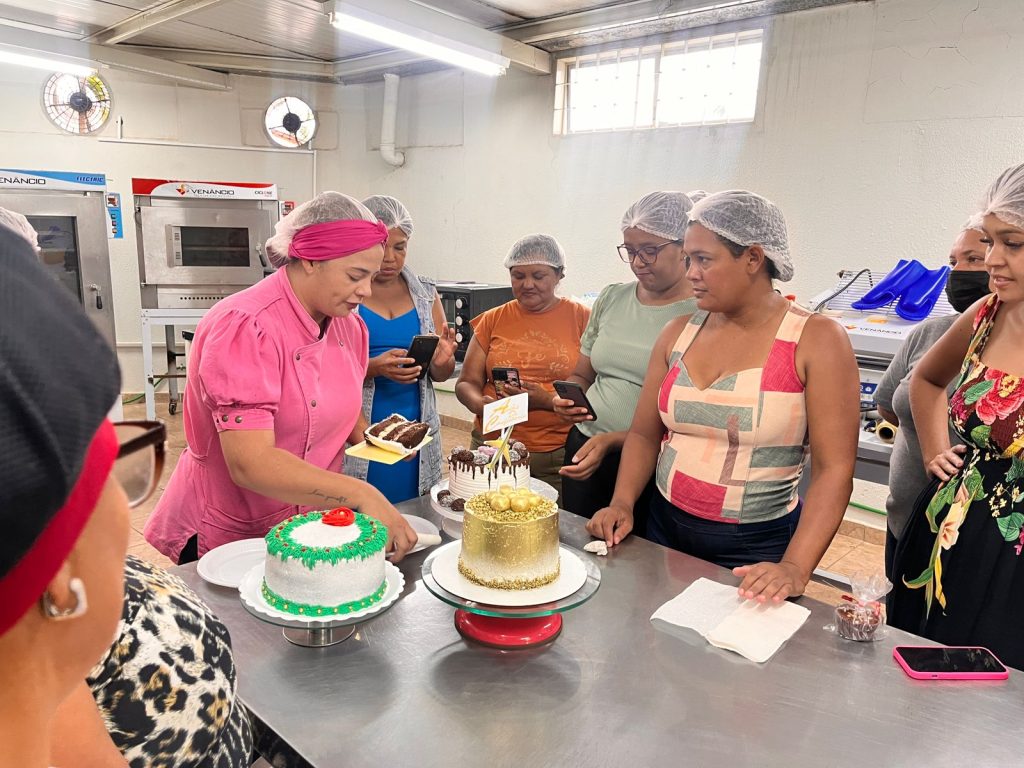 Cursos gratuitos nas áreas de beleza, tecnologia e gastronomia estão com vagas abertas em Anápolis; veja como se inscrever