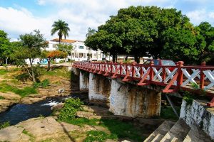 Ponte histórica sobre o Rio das Almas, em Pirenópolis. (Foto: Captura de tela/YouTube)
