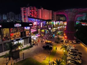 Nova atração turística terá espetáculos noturnos com iluminação, efeitos visuais, música e performances artísticas para visitantes de diferentes idades, em Caldas Novas. (Foto: Reprodução/Instagram/@singapura.shopping)