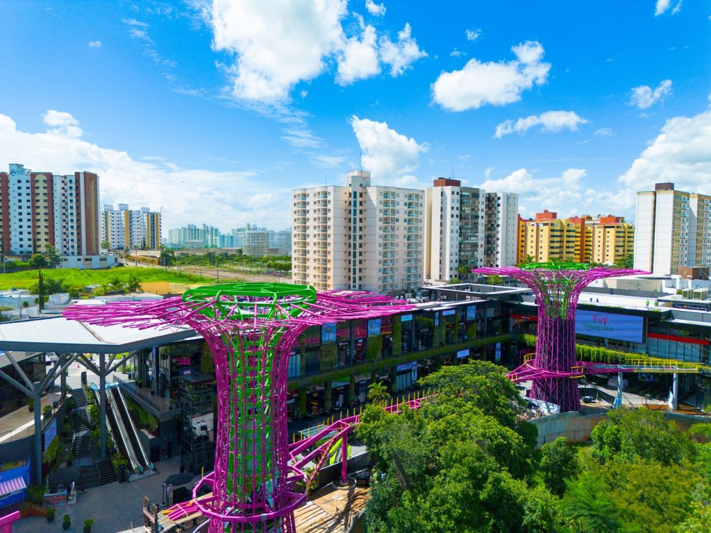 Parque das Árvores terá duas estruturas cenográficas de aproximadamente 25 metros de altura conectadas por uma passarela suspensa de vidro em Caldas Novas. (Foto: Reprodução/Instagram/@singapura.shopping)