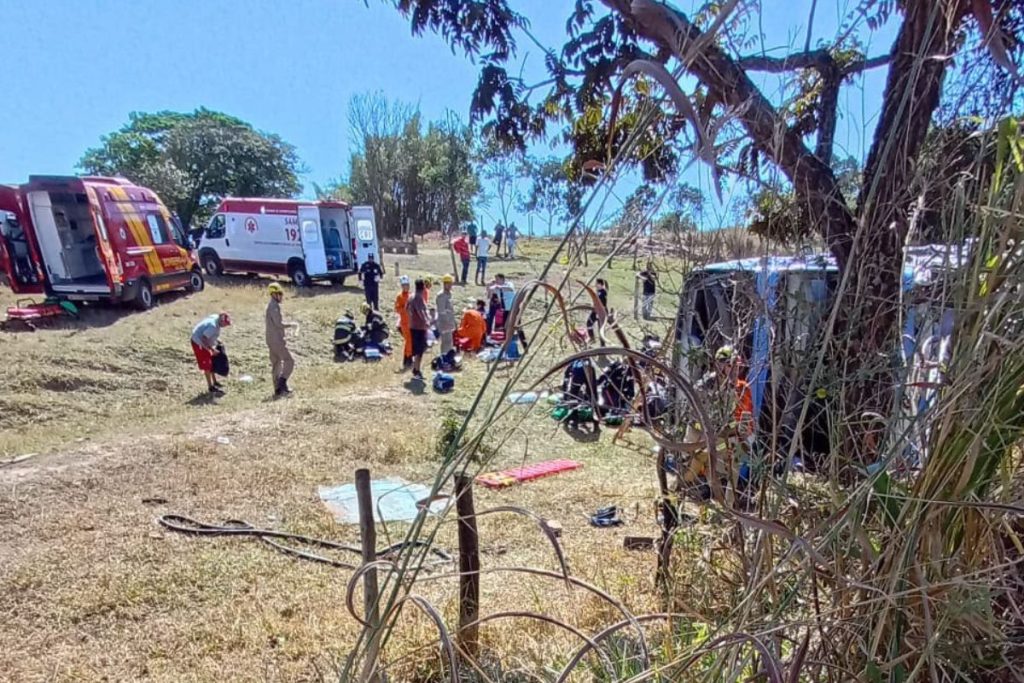Equipes de emergência atuaram no resgate das vítimas após a colisão que deixou oito mortos na GO-010, entre Vianópolis e Luziânia. (Foto: Divulgação/Corpo de Bombeiros)