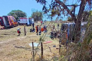 Equipes de emergência atuaram no resgate das vítimas após a colisão que deixou oito mortos na GO-010, entre Vianópolis e Luziânia. (Foto: Divulgação/Corpo de Bombeiros)