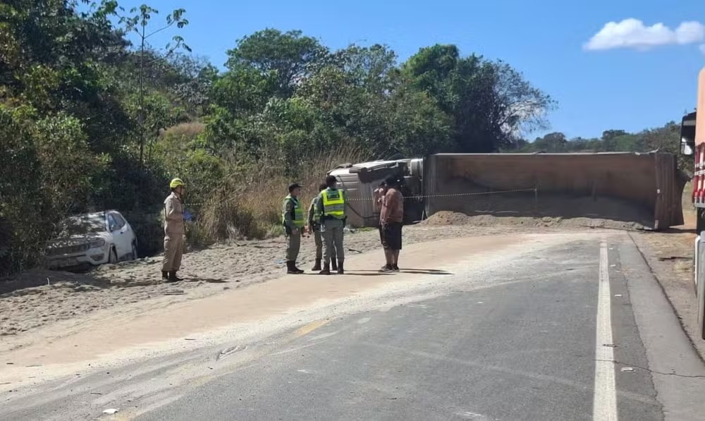Colisão entre ônibus e caminhão na GO-010 (Foto: Divulgação/Corpo de Bombeiros)
