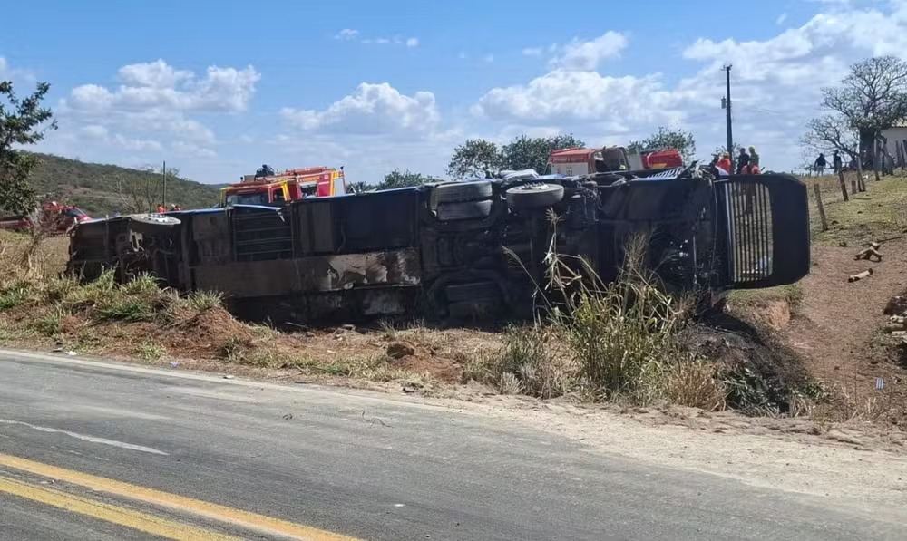 Colisão entre ônibus e caminhão na GO-010 (Foto: Divulgação/Corpo de Bombeiros)