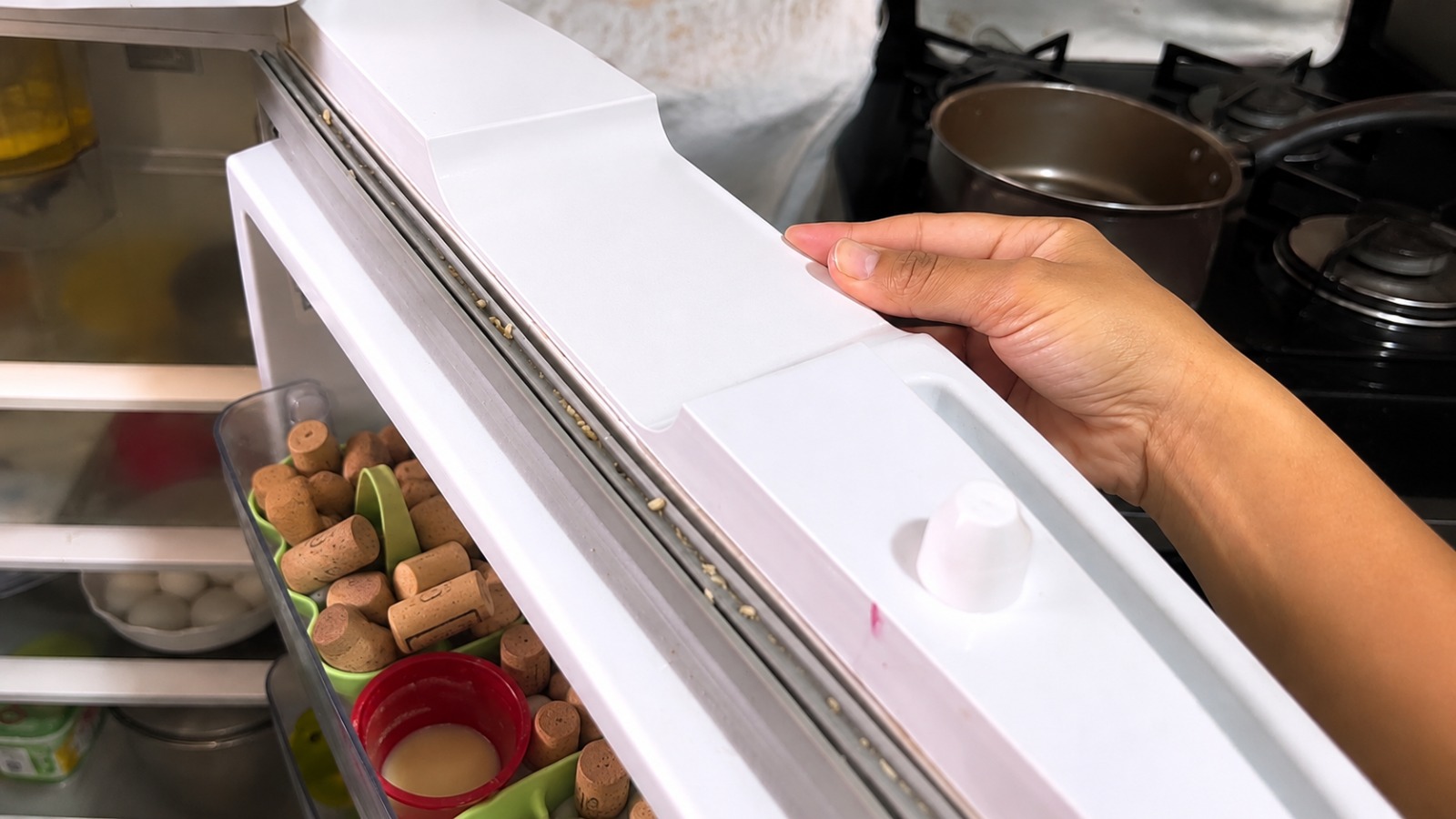 Colocar uma rolha na porta da geladeira: para que serve e por que é recomendado?