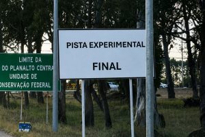 O que significa a placa de trânsito com fundo branco
