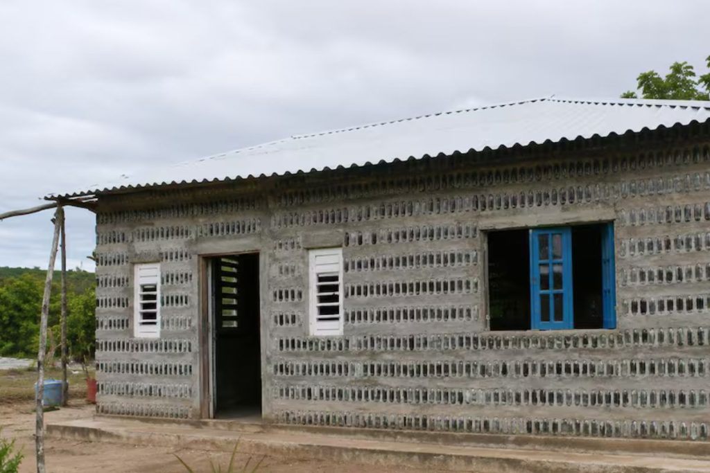 mãe e filha constroem casa com 8 mil garrafas pets