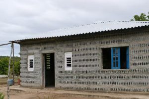 mãe e filha constroem casa com 8 mil garrafas pets