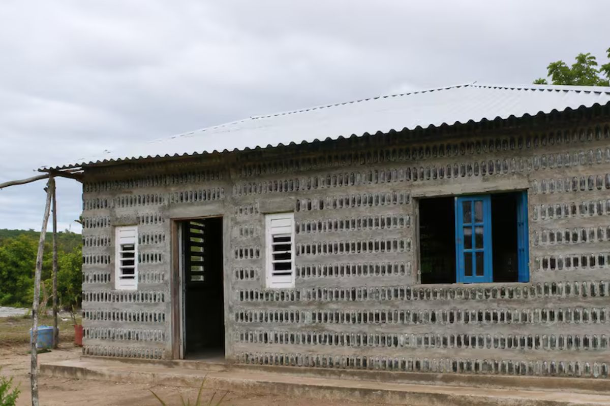 mãe e filha constroem casa com 8 mil garrafas pets