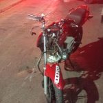 Motocicleta e carro ficaram bastante danificados após a colisão. (Foto: Reprodução)