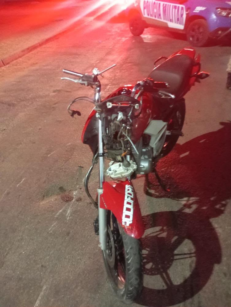 Motocicleta e carro ficaram bastante danificados após a colisão. (Foto: Reprodução)