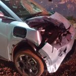 Motocicleta e carro ficaram bastante danificados após a colisão. (Foto: Reprodução)